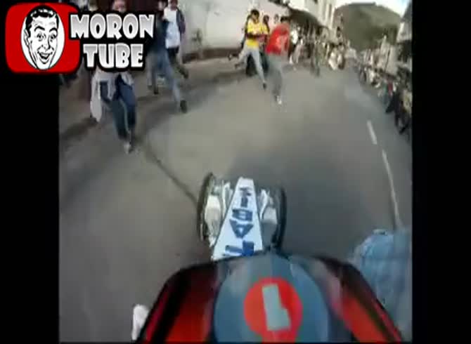 Video :During a downhill race, a woman was brutally struck!